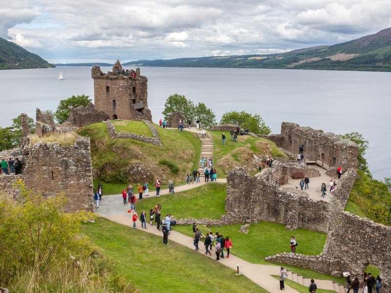 Skotlanti_Urquhart Castle beside Loch Ness in Scotland, UK_800X600