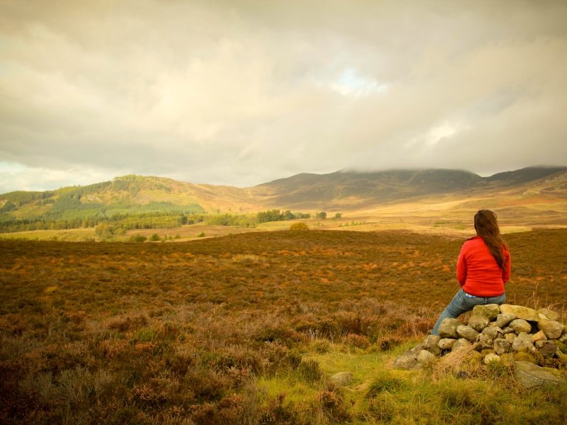 Skotlanti_pile of stones and look at the mountains from Cairngorms in Scotland_800X600