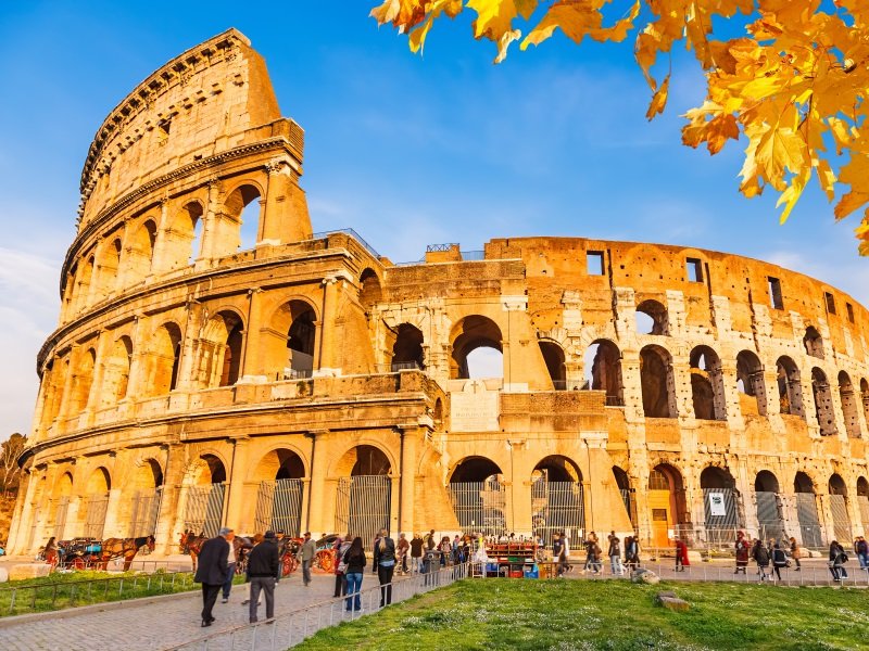Italia_Rooma_Colosseum with autumn leaves, Rome, Italy_800x600