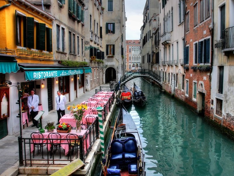 Venetsia_ canal among old houses in Venice_800x600