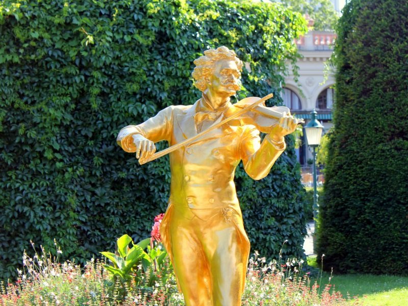 Wien_The Waltz King Johann Strauss Monument in the Stadtpark_800x600