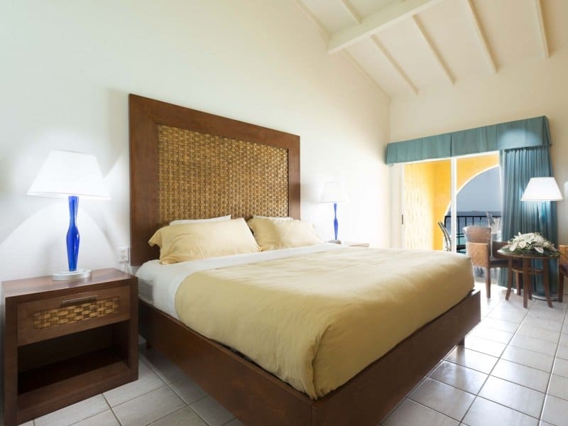 Bonaire_Divi_Flamingo_Beach_Resort_Casino_Deluxe_Room_king_size_800x600