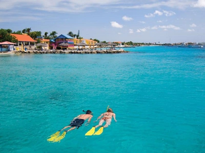 Bonaire_Divi_Flamingo_Beach_Resort_Casino_Exterior_snorkelers_800x600