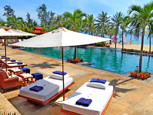Vietnam_Furama Resort_Ocean_pool_massage