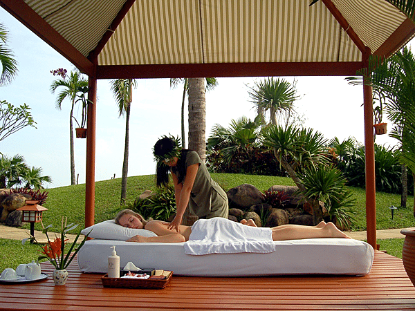 Vietnam_Furama Resort_Ocean_pool_massage2_