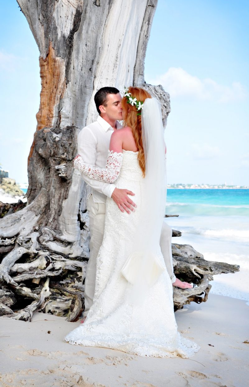 Barbados_EM_bougainvillea_wedding-couple-beach-1000